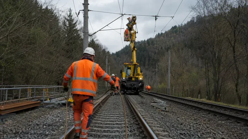 Instandhaltungsteam arbeitet an bestehender Bahnstrecke im Alpenvorland